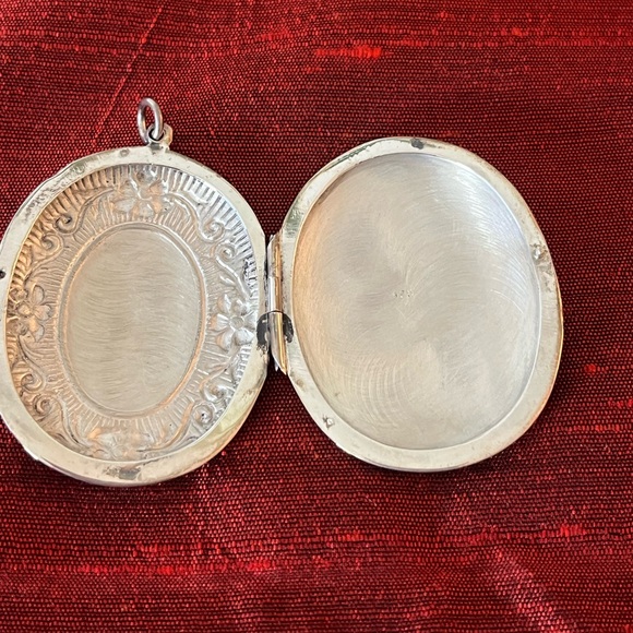 Vintage Sterling Silver Embossed Locket 925 - Picture 3 of 7
